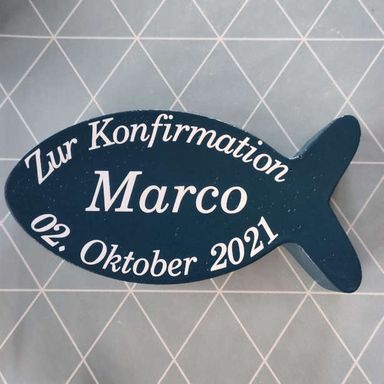 Betonfisch mit Schrift zur Kommunion