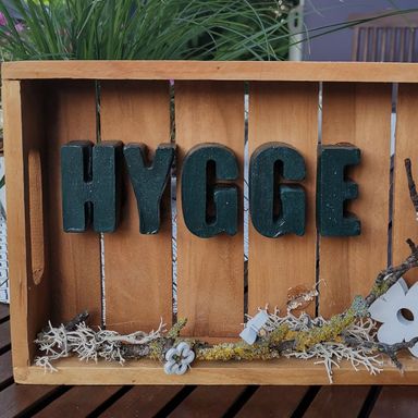 HYGGE Holztablett mit Betonbuchstaben