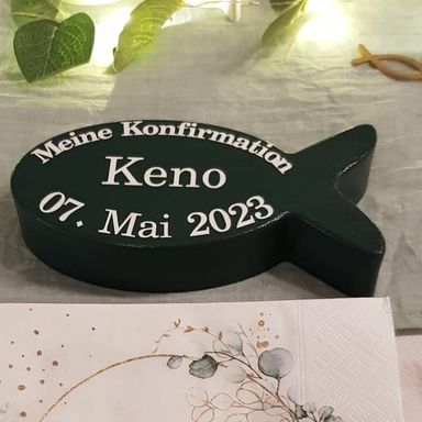 Betonfisch mit Schrift zur Kommunion