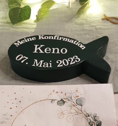 Betonfisch mit Schrift zur Kommunion