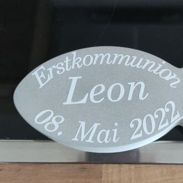 Betonfisch mit Schrift zur Kommunion